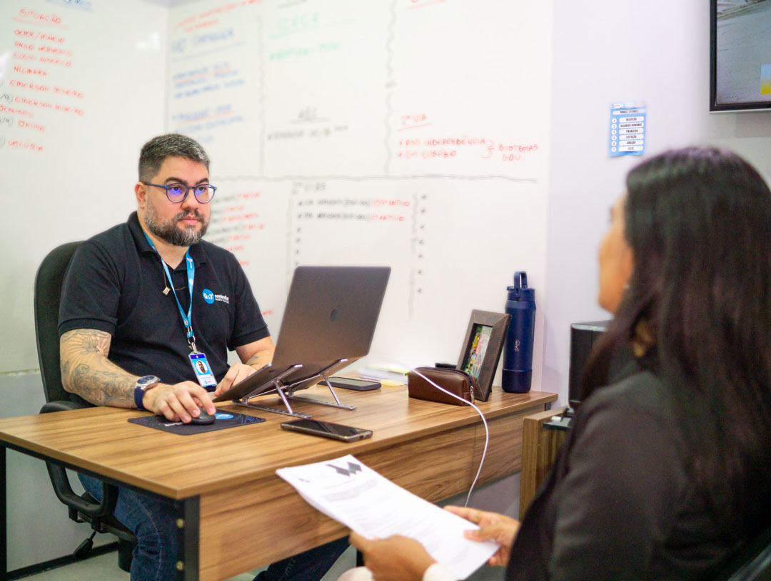 Equipe em reunião de assessoria e consultoria